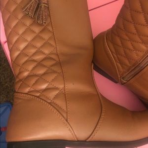 Girls boots size 4